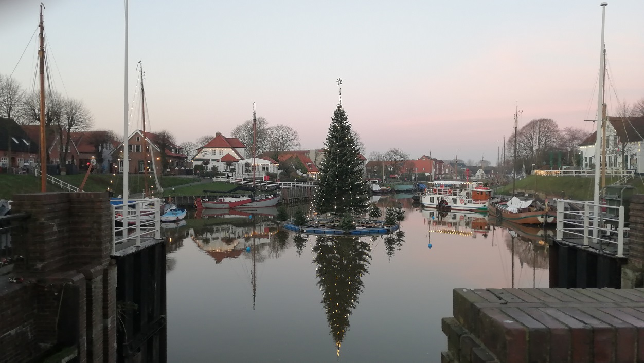 schwimmender Weihnachtsbaum in Carolinensiel im Winter 2020